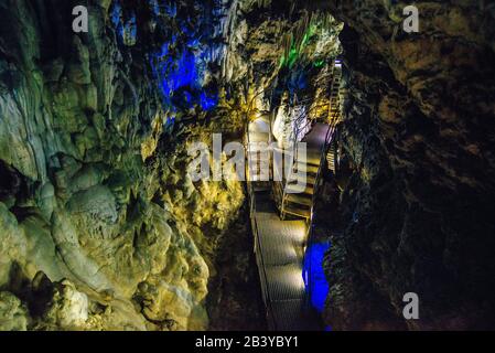 In der Azischskaja-Höhle unweit des Lago-Naki-Plateaus, Adygeya, Russland Stockfoto