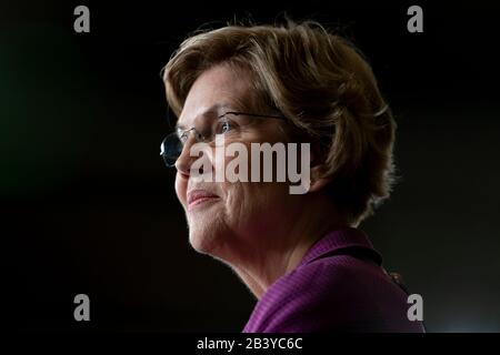 Washington, USA. Feb. 2020. Das Dateifoto vom 19. Februar 2020 zeigt, dass US-Senatorin Elizabeth Warren aus Massachusetts ein Interview nach der neunten Präsidentschaftsdebatte der Demokratischen Partei in Las Vegas, Nevada, den Vereinigten Staaten erhält. Senator Elizabeth Warren aus Massachusetts, die als progressive Demokratin wirbt, sagte am 5. März, dass sie den US-Präsidentschaftswahlkampf 2020 ausscheide. Kredit: Liu Jie/Xinhua/Alamy Live News Stockfoto