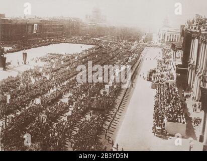 Mai 1950 in Leningrad gefeiert. Allgemeiner Blick auf die Demonstration am Mai-Tag auf dem Uritsky-Platz. Stockfoto