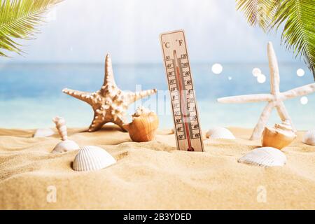 Close-up des Thermometers auf Sand mit hoher Temperatur Stockfoto