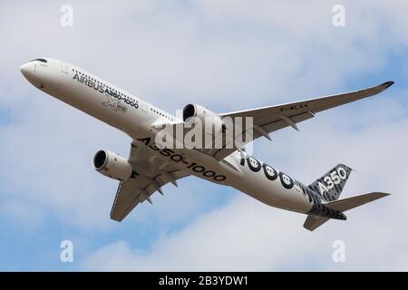 Farnborough, Großbritannien - 17. Juli 2018: Airbus fliegt die A350-1000 XWB auf der Farnborough Int'l Airshow, in den Farben von Qatar Airways als Startkunde Stockfoto