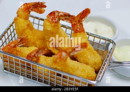 Frittierte goldene Garnelen mit Zitronen- und Knoblauchmayonnaise Stockfoto