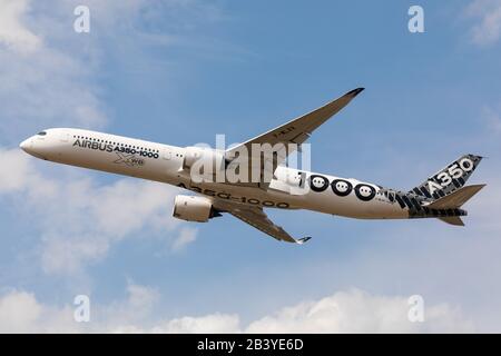 Farnborough, Großbritannien - 17. Juli 2018: Airbus fliegt die A350-1000 XWB auf der Farnborough Int'l Airshow, in den Farben von Qatar Airways als Startkunde Stockfoto