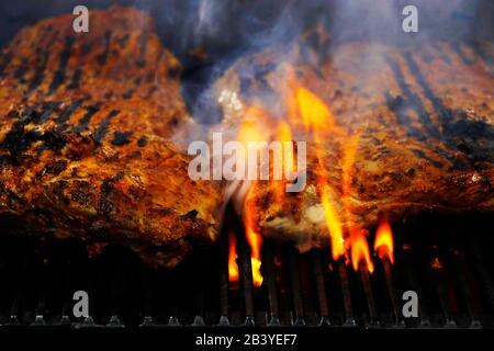 Würzen mariniertes Rindfleisch kurze Rippe auf Grillgrill Stockfoto