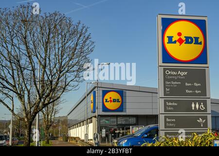 Cardiff, WALES - JANUAR 2020: Schild außerhalb einer Filiale der LIDL-Supermarktkette in Cardiff mit dem Laden im Hintergrund Stockfoto