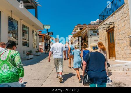 Omodos, Zypern- 07.06.2018: Touristen auf dem Ausflug durch die gemütlichen Straßen eines Bergdorfs Stockfoto