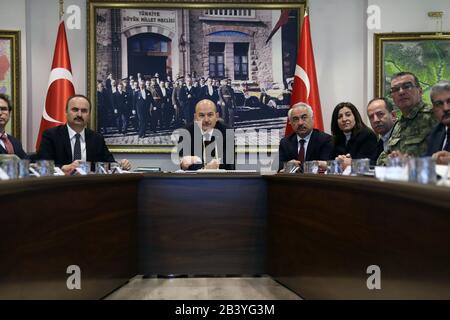 Istanbul. März 2020. Der türkische Innenminister Süleyman Soylu (C) nimmt am 5. März 2020 an einer Pressekonferenz in der türkischen Provinz Edirne Teil. Die Türkei setzt 1.000 Spezialeinsatz-Polizeikräfte entlang der türkischen Grenzzone zu Griechenland ein, sagte der türkische Innenminister Süleyman Soylu am Donnerstag. Kredit: Xinhua/Alamy Live News Stockfoto
