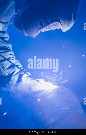 Gasschweißmaschine bei der Arbeit. Stockfoto