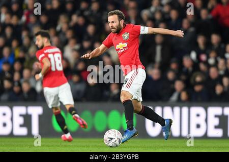 Derby, Derbyshire, Großbritannien. März 2020. Juan Mata (8) von Manchester United beim FA-Cup-Spiel zwischen Derby County und Manchester United im Pride Park, Derby am Donnerstag, 5. März 2020. (Kredit: Jon Hobley / MI News) Foto darf nur für redaktionelle Zwecke in Zeitungen und/oder Zeitschriften verwendet werden, Lizenz für kommerzielle Nutzung erforderlich Credit: MI News & Sport /Alamy Live News Stockfoto