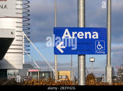 Birmingham, ENGLAND - DEZEMBER 2019: Schild, das den Besuchern den Weg zum Behinderten-Parkplatz für die Resorts World Arena zeigt Stockfoto