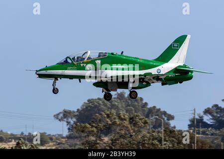 Saudi Arabian Air Force British Aerospace Hawks zeigt das Team an, das 3 Stunden lang auf Malta ankommt. Stockfoto