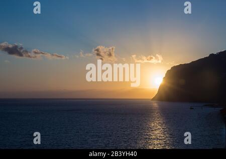 Blick auf den Sonnenuntergang madeira miradouro Cabo girao Outdoor-Reisekonzept Stockfoto