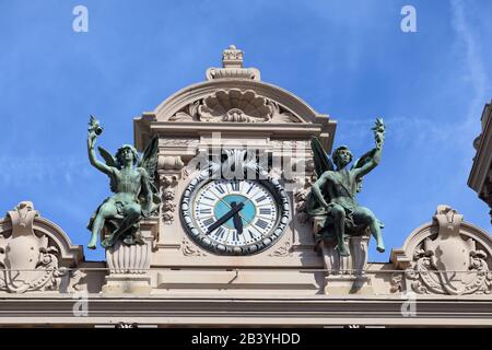 Uhr Mit Bronze-Skulpturen Von Angels Über Dem Haupteingang Des Monte-Carlo Casinos In Monaco Stockfoto