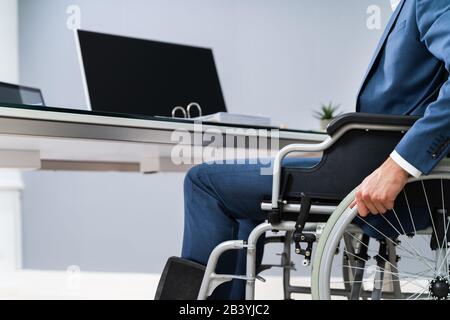 Nahaufnahme der Geschäftsmann auf Rollstuhl im Büro sitzen Stockfoto