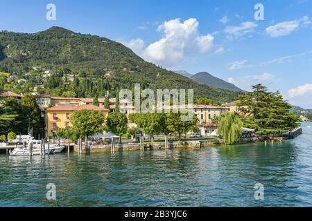 Salo, ITALIEN - SEPTEMBER 2018: Seefront der Stadt Salo am Gardasee. Stockfoto