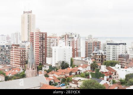 Mar del Plata, Buenos Aires/Argentinien; 1. Februar 2017: Städtisches Panorama, Stadtbild, Blick auf die Stadt vom Aussichtspunkt des Panzerturms Torre Tanque Stockfoto