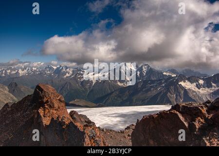Blick auf die Landschaft des Gletschers. Mount Elbrus, Kaukasus, Russland. Wolken und Berge im Hintergrund. Stockfoto