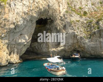Insel CAPRI, ITALIEN - AUGUST 2019: Kleine Boote an der Einfahrt zur Grota Bianca oder zur Weißen Höhle auf der Insel Capri. Stockfoto
