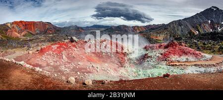 Panoramablick auf bunte Regenbogenfarben wie und rauchige rhyolithe Vulkanberge Landmannalaugar in den isländischen Highlands als reine Wildnis in Island Stockfoto