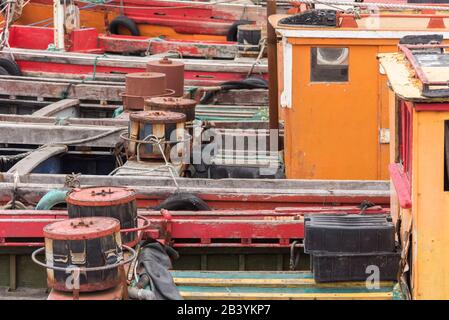 Mar del Plata, Buenos Aires/Argentinien; 1. Februar 2017: Fischerboote im Hafen festgemacht Stockfoto