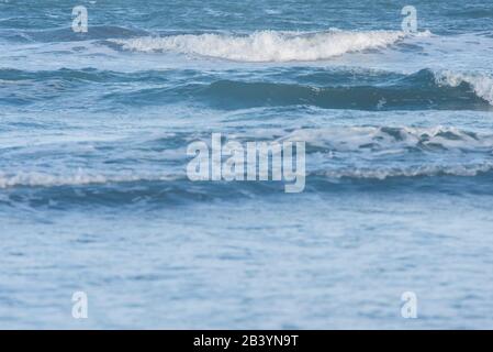 Meeresdetails, bewegtes Wasser, kleine Wellen eines ruhigen Meeres in Mar del Plata, Provinz Buenos Aires, Argentinien Stockfoto