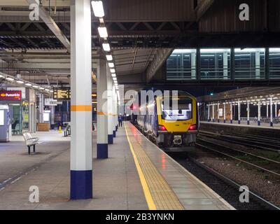 Northern Rail CAF Klasse 195 Dieselzug 195010 am Bahnhof Sheffield, der einen Zug von Nottingham nach Leeds führt. Stockfoto