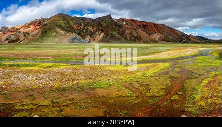 Panoramablick auf farbigen Rhyolith vulkanischen Berge Landmannalaugar als reine Wüste in Island, Sommer Stockfoto