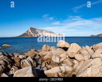 Wunderbarer Blick auf Tavolara von Cala Girgolu aus, Nordsardinien Stockfoto