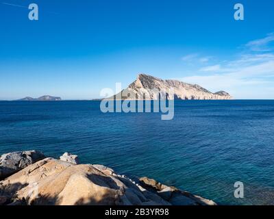 Wunderbarer Blick auf Tavolara von Cala Girgolu aus, Nordsardinien Stockfoto