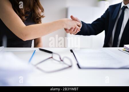 Business Partner die Hände schütteln über Vertrag Form Stockfoto