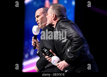 Moderatoren Johnny Vaughan (links) und Chris Moyles auf der Bühne bei den Global Awards 2020 mit Very.co.uk im Londoner Eventim Apollo Hammersmith. Stockfoto