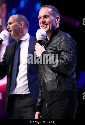 Moderatoren Johnny Vaughan (links) und Chris Moyles auf der Bühne bei den Global Awards 2020 mit Very.co.uk im Londoner Eventim Apollo Hammersmith. Stockfoto