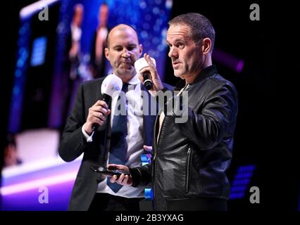 Moderatoren Johnny Vaughan (links) und Chris Moyles auf der Bühne bei den Global Awards 2020 mit Very.co.uk im Londoner Eventim Apollo Hammersmith. Stockfoto