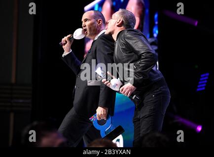 Moderatoren Johnny Vaughan (links) und Chris Moyles auf der Bühne bei den Global Awards 2020 mit Very.co.uk im Londoner Eventim Apollo Hammersmith. Stockfoto