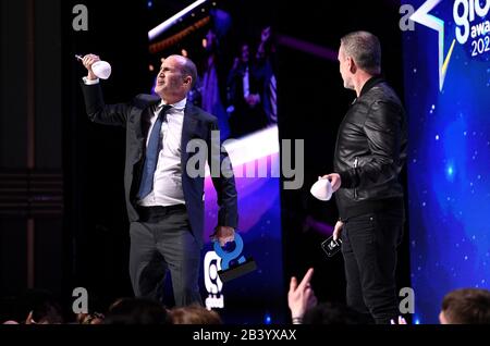 Moderatoren Johnny Vaughan (links) und Chris Moyles auf der Bühne bei den Global Awards 2020 mit Very.co.uk im Londoner Eventim Apollo Hammersmith. Stockfoto