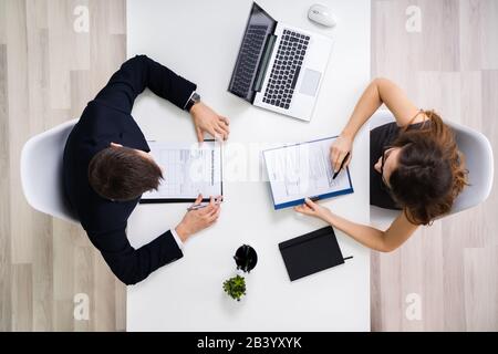 Direkt Über Dem Schuss Der Jungen Geschäftsfrau, Die Männliche Kandidatin Im Büro Interviewte Stockfoto