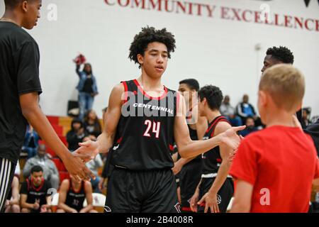 Centennial Huskies schützen Jared McCain (24) während eines High-School-Basketballspiels gegen Harvard-Westlake, Mittwoch, 04. März 2020, in Studio City, Kalifornien, USA. (Foto von IOS/ESPA-Images) Stockfoto