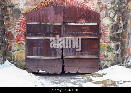 Tore der Festung, der alten Garage, des Ziegelbaus Stockfoto