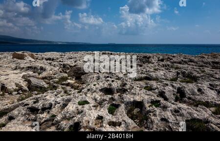 Wellen stürzen am felsigen Ufer des Mittelmeeres auf der Halbinsel Akamas im Nordwesten der Insel Zypern ab. Stockfoto