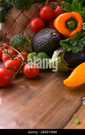 Verschiedene Gemüsesorten in einem Korb auf einem Holztisch. Vitamine und Gesundheit in Lebensmitteln. Gesunde Ernährung. Freier Speicherplatz für Text. Kopierbereich Stockfoto
