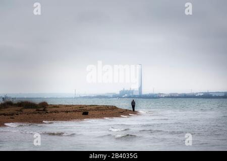 Der ikonische Kamin im Fawley Power Station hat einen Blick über Southampton Wasser Stockfoto