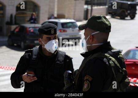 Bethlehem. März 2020. Palästinensische Polizisten mit Masken stehen am 5. März 2020 in der Westjordanstadt Bethlehem auf der Hut. Palästina erklärte am Donnerstag den Ausnahmezustand, nachdem sieben Palästinenser in der Stadt Bethlehem mit COVID-19 infiziert worden waren. Kredit: Str/Xinhua/Alamy Live News Stockfoto