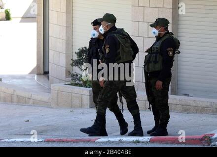 Bethlehem. März 2020. Palästinensische Polizisten mit Masken stehen am 5. März 2020 in der Westjordanstadt Bethlehem auf der Hut. Palästina erklärte am Donnerstag den Ausnahmezustand, nachdem sieben Palästinenser in der Stadt Bethlehem mit COVID-19 infiziert worden waren. Kredit: Str/Xinhua/Alamy Live News Stockfoto