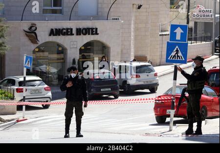 Bethlehem. März 2020. Palästinensische Polizisten mit Masken stehen am 5. März 2020 in der Westjordanstadt Bethlehem auf der Hut. Palästina erklärte am Donnerstag den Ausnahmezustand, nachdem sieben Palästinenser in der Stadt Bethlehem mit COVID-19 infiziert worden waren. Kredit: Str/Xinhua/Alamy Live News Stockfoto