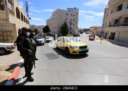 Bethlehem. März 2020. Palästinensische Polizisten mit Masken stehen am 5. März 2020 in der Westjordanstadt Bethlehem auf der Hut. Palästina erklärte am Donnerstag den Ausnahmezustand, nachdem sieben Palästinenser in der Stadt Bethlehem mit COVID-19 infiziert worden waren. Kredit: Str/Xinhua/Alamy Live News Stockfoto