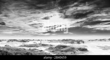 Nordseeinsel Amrum, Küstenlinie an einem stürmischen Tag, westliche Winde treiben Wasser zwischen Dünen, Nordfriesland, Schleswig-Holstein, Deutschland, Europa Stockfoto