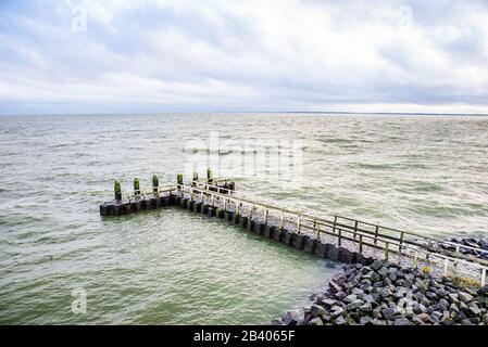 Steinpier am Vlietermonument in der Nähe von den Oever in den Niederlanden Stockfoto