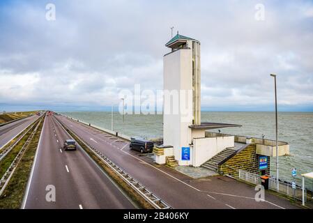 Den Oever, Niederlande - 09. Januar 2020. Aussichtsturm Vlietermonument an der Straße A7 Stockfoto