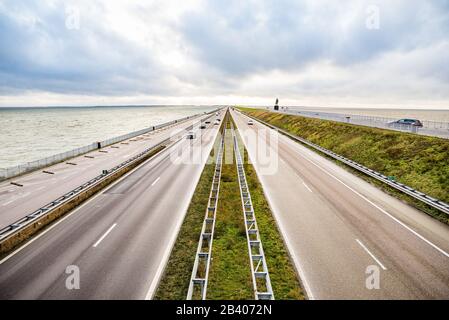 Den Oever, Niederlande - 09. Januar 2020. Autobahn zwischen zwei See im Norden der Niederlande, die IJsselmeer und Waddeneilanden (Friesisch Islan Stockfoto