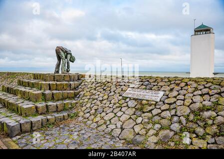 Den Oever, Niederlande - 09. Januar 2020. Statue und Blick auf den Turm an der Autobahn A7 Stockfoto